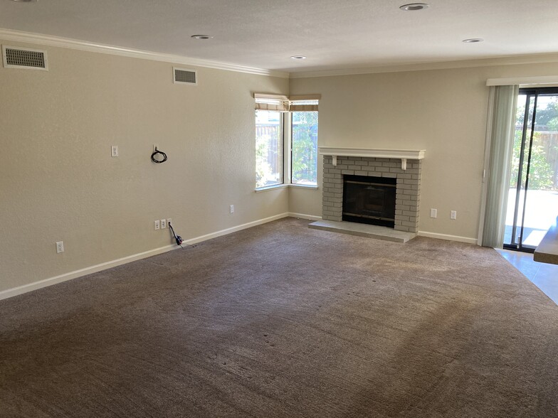 Living room - 38693 Huntington Cir