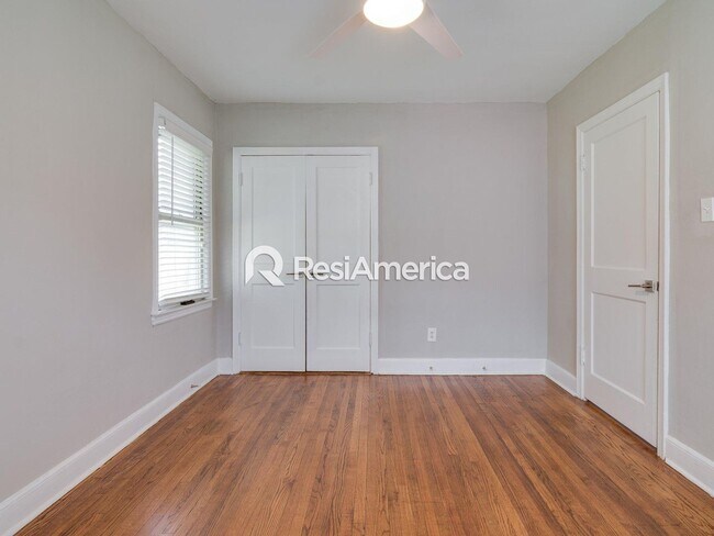 Building Photo - Beautiful 2BR/1B home in a peaceful neighb...