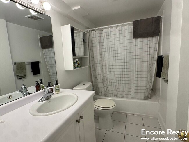 Building Photo - 1539 Beacon St