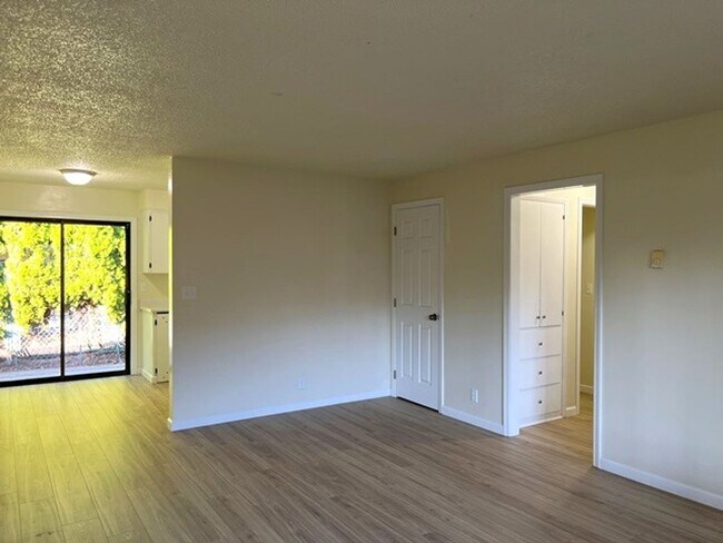 Building Photo - 2Bd/1Ba Single Story Apartment Unit - Move...