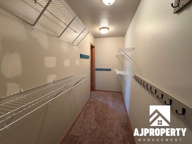 Building Photo - 5509 S Sarmar Ave