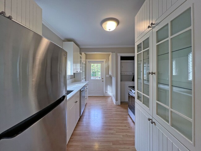 Building Photo - Charming and updated 2 bedroom, 1 bath bun...