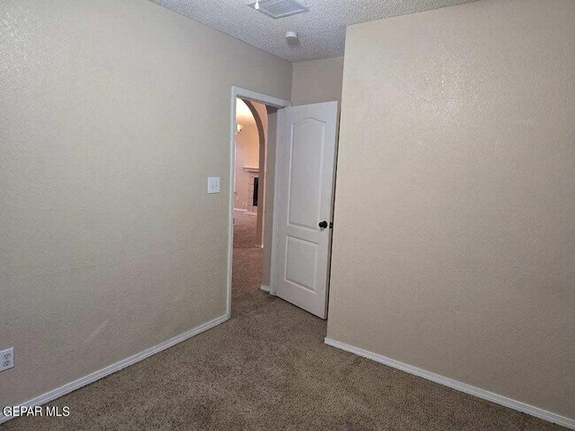 Building Photo - 12105 Castle View Way