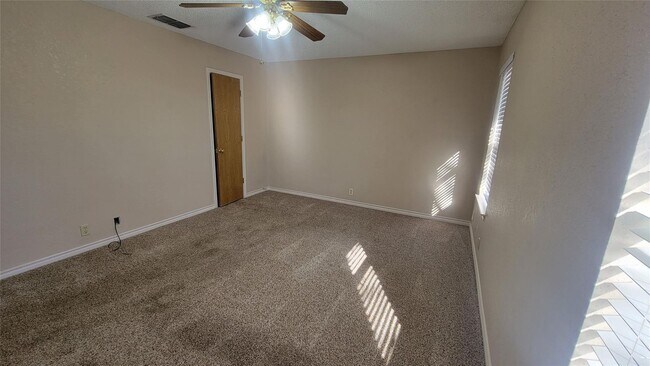 Building Photo - Discover this inviting 3 bedroom, 2 bathroom rental nestled in Cleburne, Texas, offering a spacio...