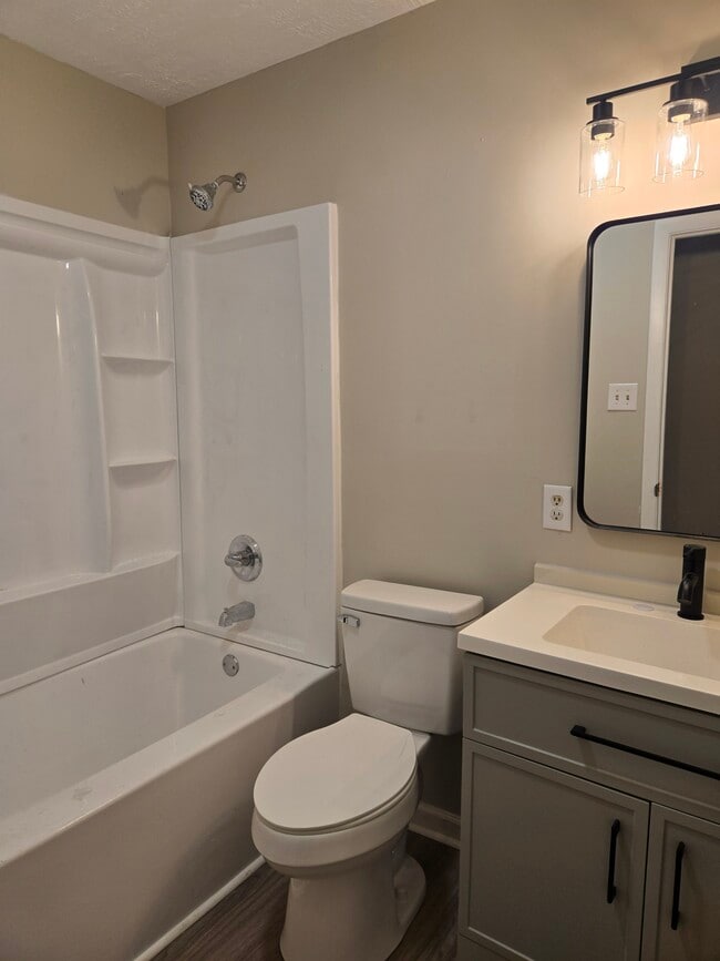 Building Photo - 2015 Fernwood Cir