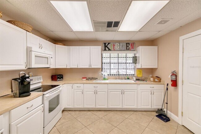 Building Photo - 7815 Greenlawn Dr