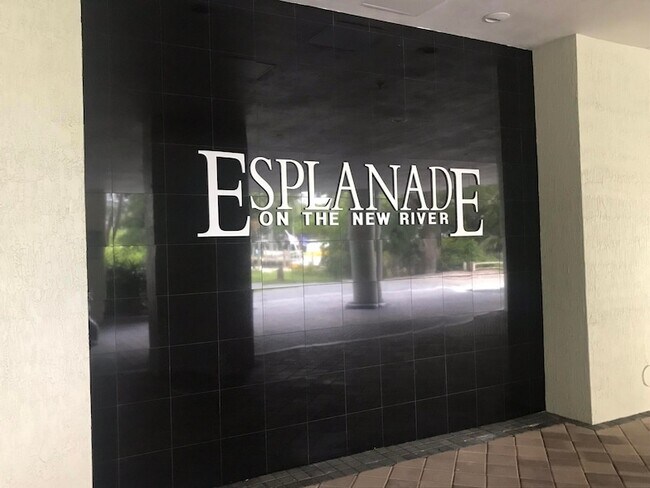 Building Photo - 401 SW 4th Ave