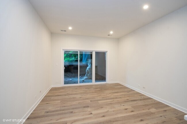 Building Photo - 621 W Belmont Ave