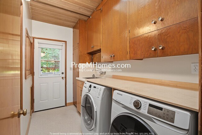 Building Photo - 2 Bedroom Mid Century Modern Home with Total Privacy!