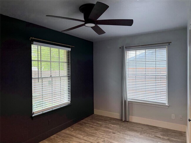 Building Photo - 4618 Englewood Dr