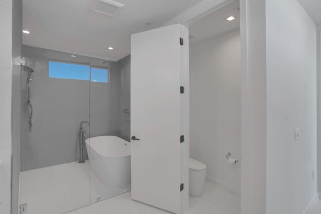 Building Photo - Gorgeous New Townhouse on the Beach