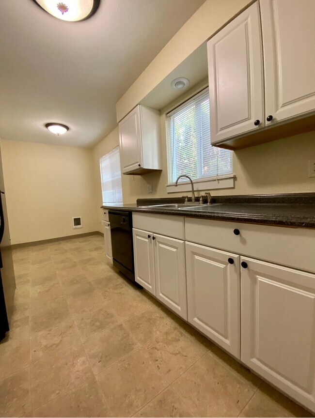 Building Photo - **50% OFF THE FIRST MONTH'S RENT** Montavilla 2 Bedroom Main Floor Apartment w/ A/C and Off Stree...