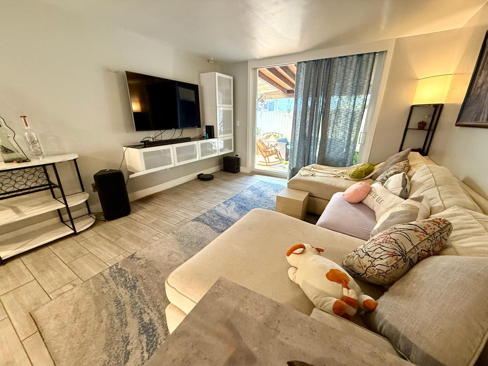 Living Room 3 - 828 W 38th Ter