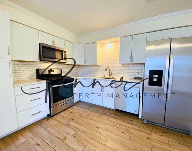 Building Photo - 449 NE Churchill St