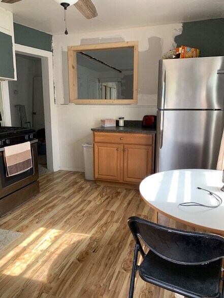 Building Photo - 610 Main St