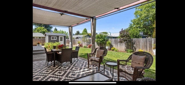 Building Photo - 746 Hemlock Ct