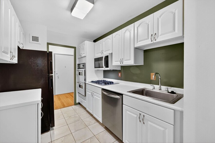 Building Photo - 2324 Madison Rd