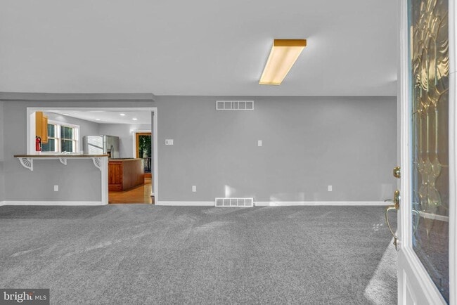 Building Photo - 165 Lakeview Dr N