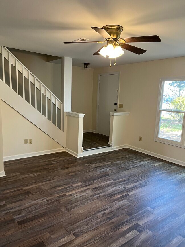 Living room, front entrance - 403 Hobbs Rd SE