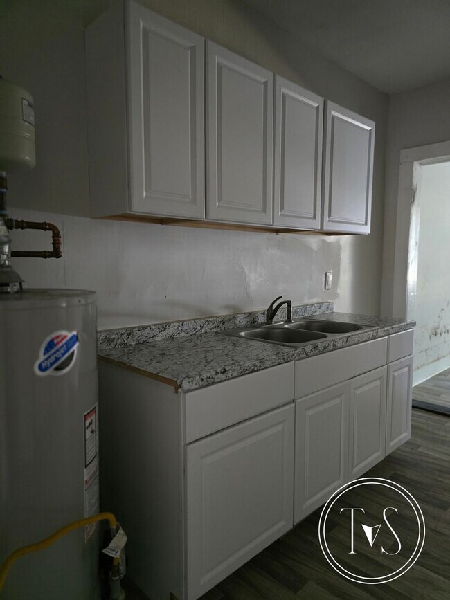 Building Photo - RATE DROP ALERT! (was $1945/month)