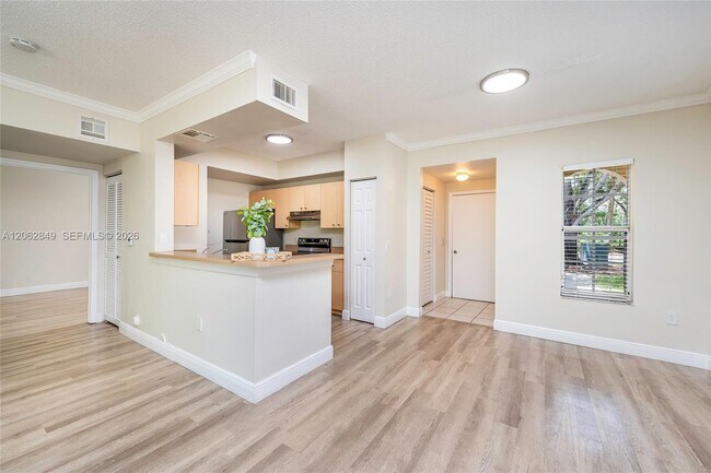 Building Photo - 2482 Centergate Dr
