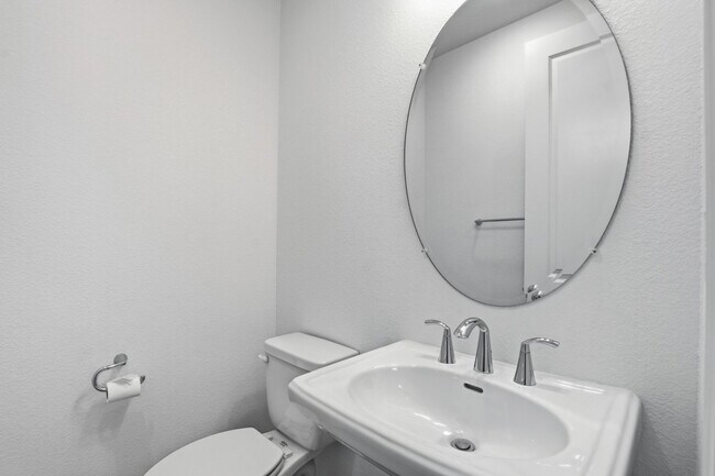 Building Photo - Spacious 3 Bed Townhome with Garage, A/C & Modern Finishes