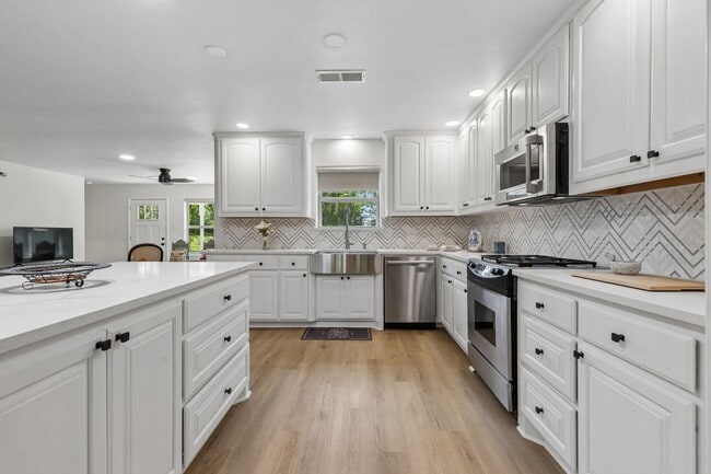 Building Photo - Stylish, Comfortable Colleyville Home with an Open, Airy Layout
