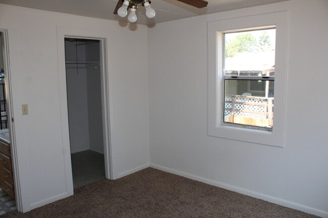 Building Photo - 1518 Siskiyou St