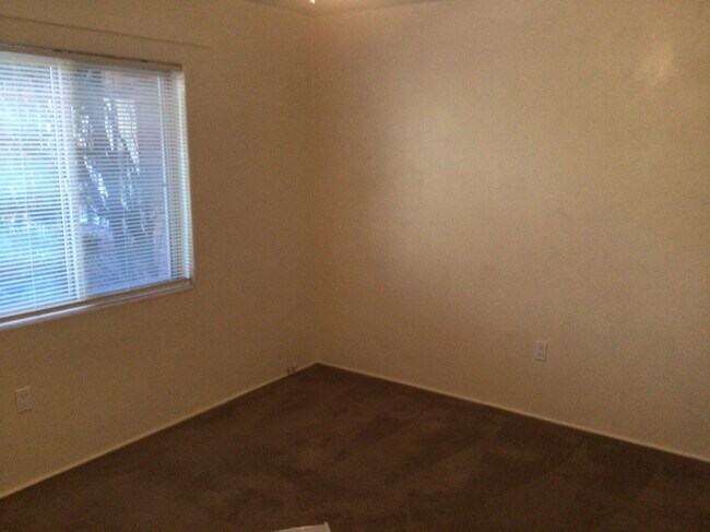 Building Photo - 4752 E 2nd St