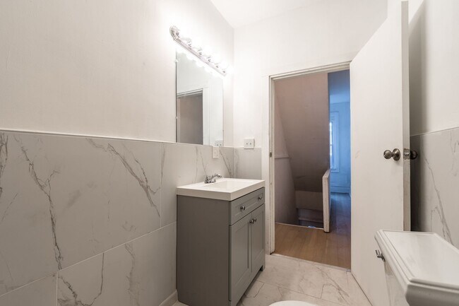 Building Photo - Urban Elegance in the Heart of the South Side