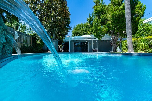 Building Photo - 5652 Fallbrook Ave