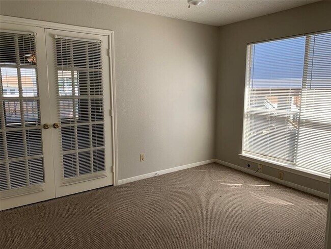 Building Photo - 585 Warsaw Dr