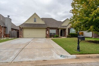 Building Photo - Beautiful 4 Bed 2.5 Bath Property in South...