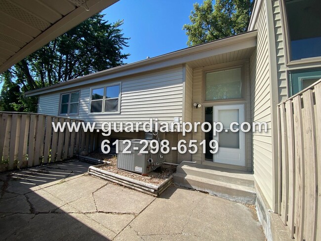 Building Photo - Updated Townhouse Available December 1st, ...