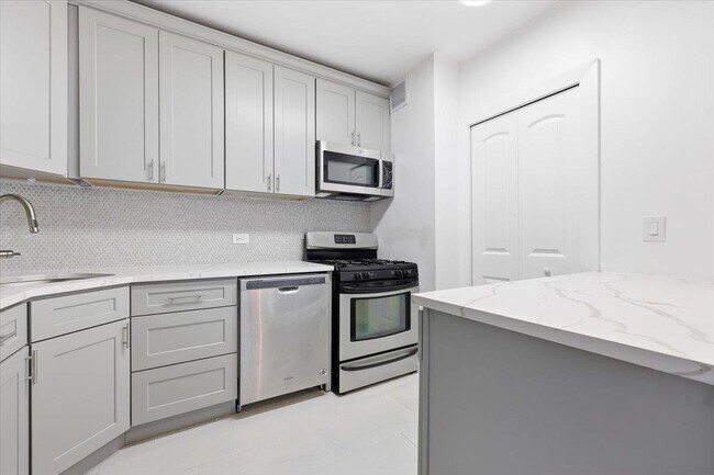 Building Photo - 45 River Dr S