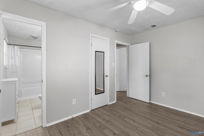 Building Photo - 2406 Yorkshire Dr SW