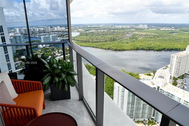 Building Photo - 15701 Collins Ave