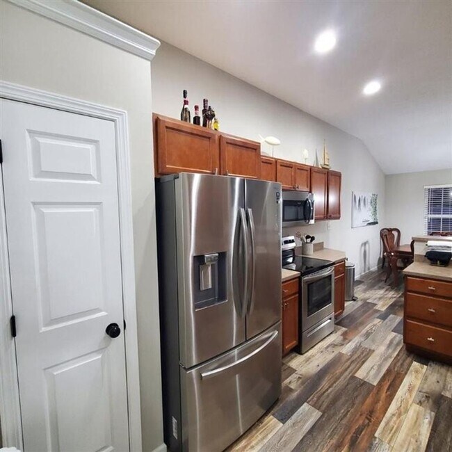 Building Photo - Beautiful condo on Richmond's South Side