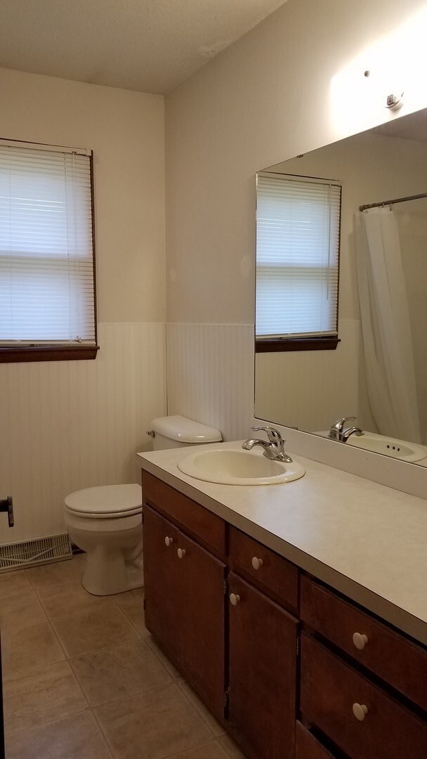 Building Photo - 2 Bedroom Duplex