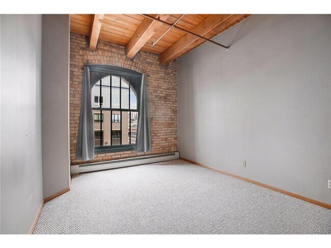 Building Photo - 400 N 1st St