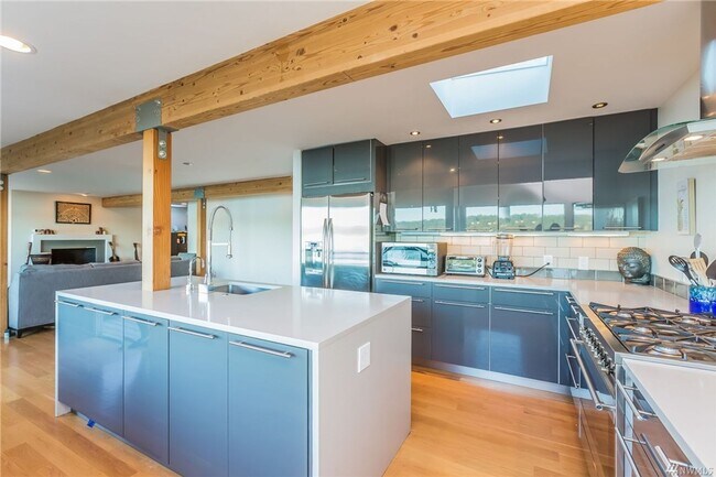 Building Photo - Stunning Lake Sammamish 50 Foot Waterfront...