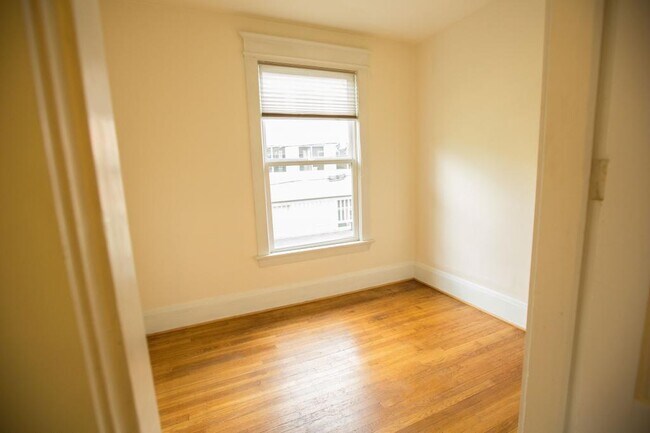 Building Photo - Dubois Apartments - 2 bedrooms