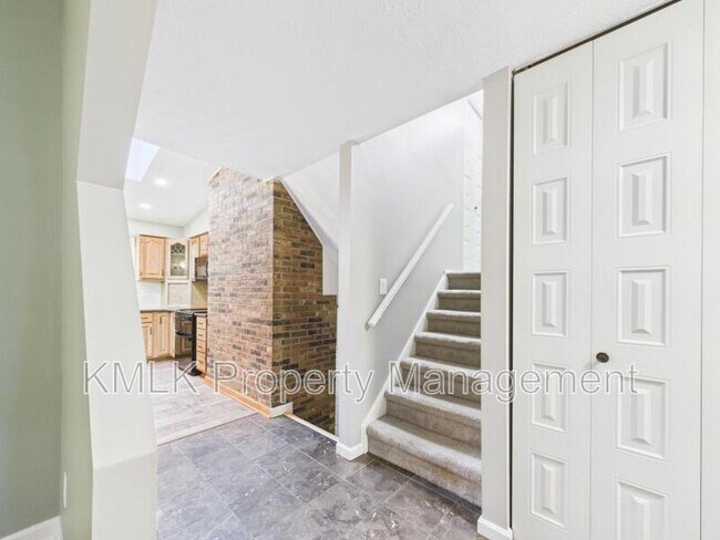 Building Photo - 874 Pleasant St