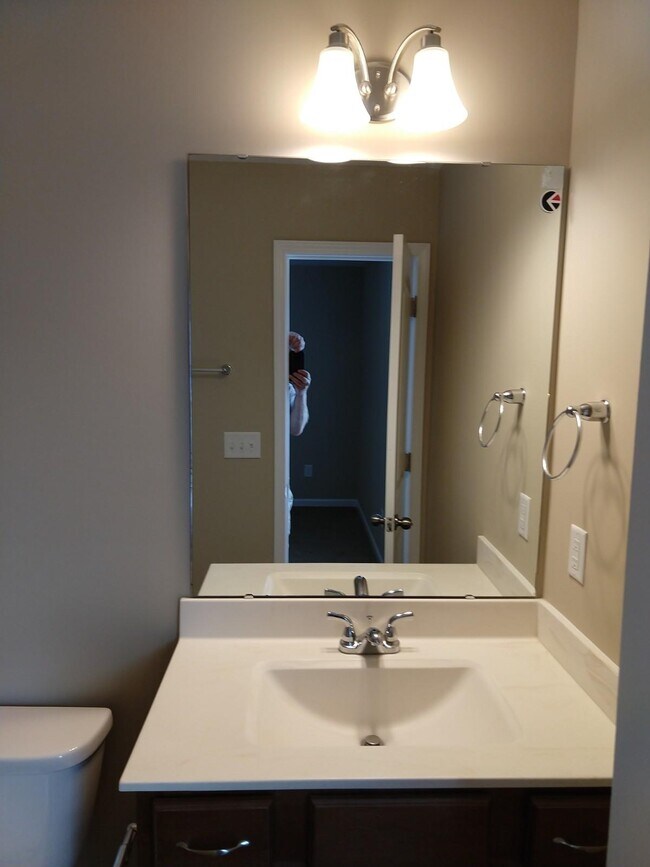Building Photo - 2 Bedroom, 2.5 Bath Townhome In Applewood