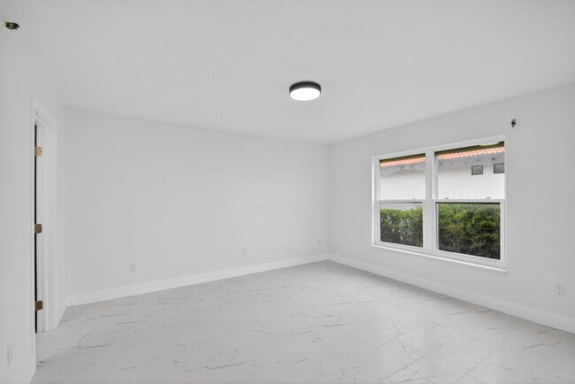 Building Photo - 896 N Federal Hwy