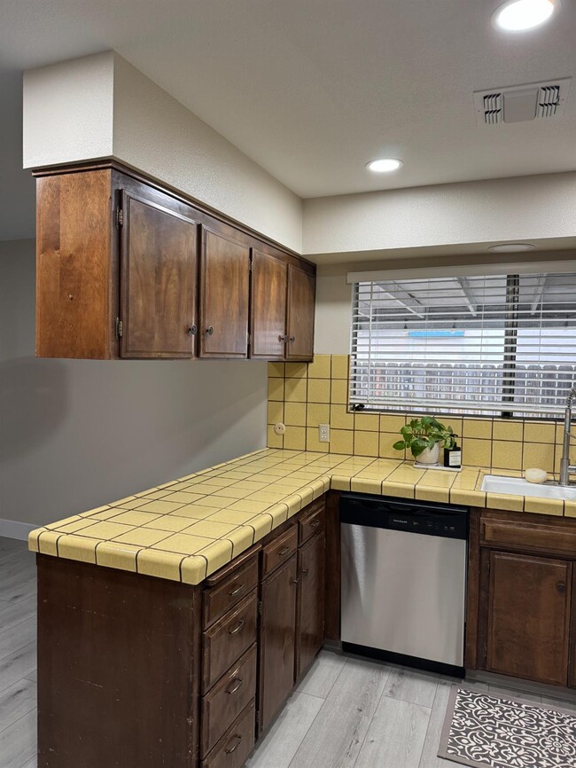 Building Photo - 497 E North Way