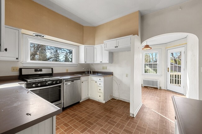 Building Photo - 2004 Hillcrest Rd