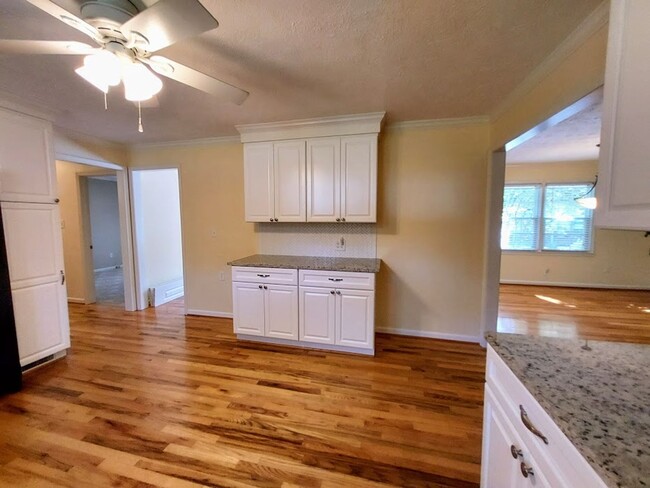 Building Photo - 3 Bedroom Brick Home