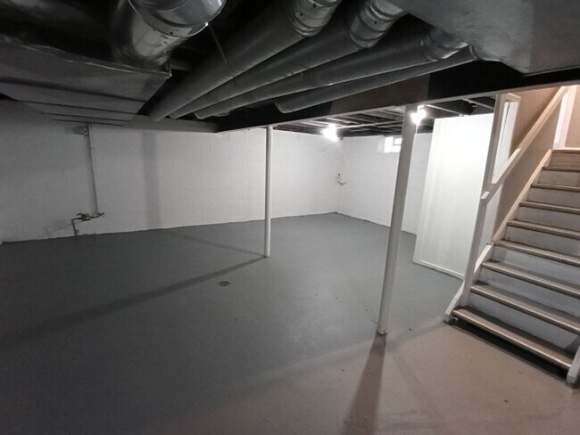 Building Photo - 3 bed/1 bath bungalow - Now Available!