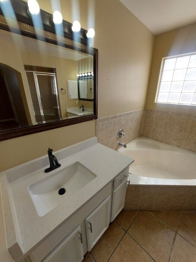 Building Photo - 4 BEDROOM 3 BATHROOM HOME! fully remodeled...